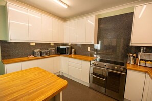 Een koelkast, een microgolfoven, een oven, een vaatwasser