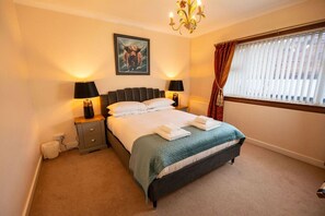 5 bedrooms, iron/ironing board, WiFi, bed sheets