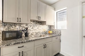 Private kitchen - Close to cruise port, 4bd house  (Miami)