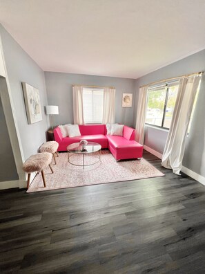 Living area - Close to cruise port, 4bd house  (Miami)