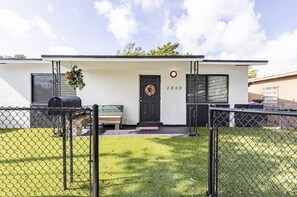 Terrace/patio - Close to cruise port, 4bd house  (Miami)