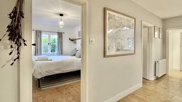 3 Schlafzimmer, Schreibtisch, Bügeleisen/Bügelbrett, WLAN