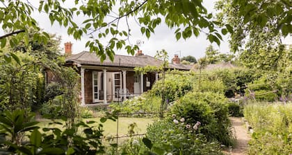 Mafeking by inspirestays-com - a cottage that sleeps 6 guests in 3 bedrooms