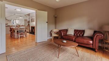 Smart TV, fireplace, ping pong, books