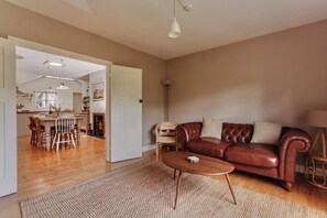 Smart-TV, Kamin, Tischtennisplatte, Bücher