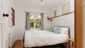 3 bedrooms, desk, iron/ironing board, WiFi