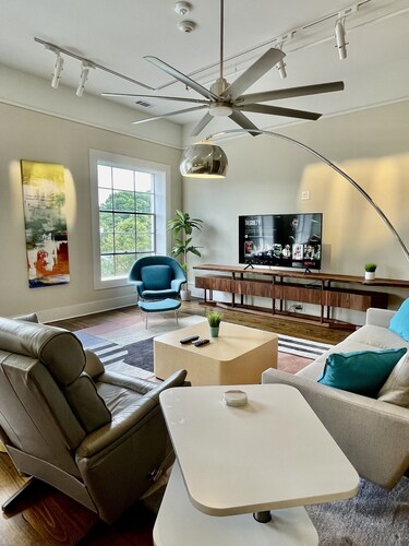 Upscale Downtown Luxury Penthouse with PARKING