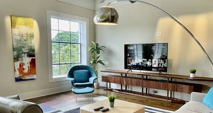 Upscale Downtown Luxury Penthouse with PARKING