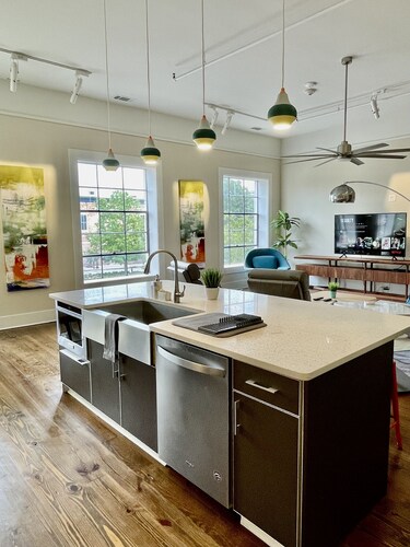 Upscale Downtown Luxury Penthouse with PARKING