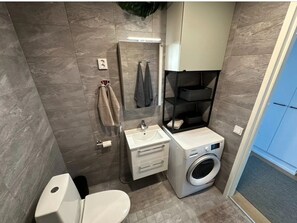 Douche, séchoir à cheveux, bidet, serviettes fournies