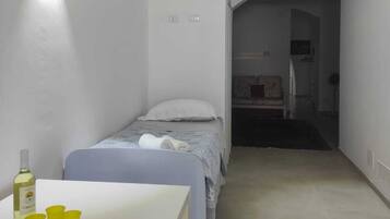 1 camera, una scrivania, Wi-Fi, lenzuola