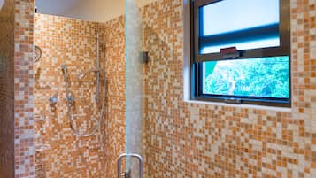 Rumah Keluarga | Kamar mandi | Shower, pancuran hujan, perlengkapan mandi gratis, dan pengering rambut
