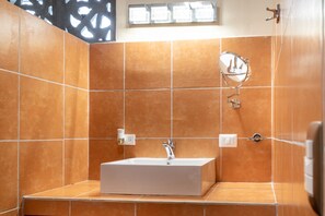 Family House | Bathroom | Shower, rainfall showerhead, free toiletries, hair dryer - Deluxe Private Villa with Pool (Cancun)