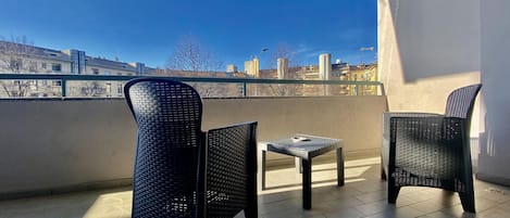 Trippelrum | Duntäcken, arbetsyta för laptop, strykjärn/strykbräda och gratis wi-fi
