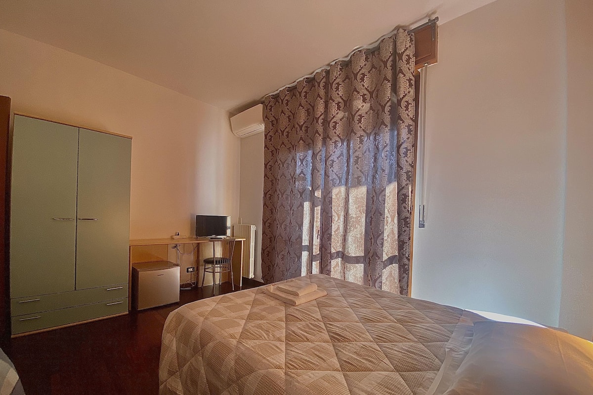 Twin Room | Down comforters, laptop workspace, iron/ironing board (on request)