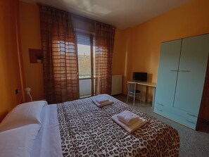 Twin Room | Down duvets, laptop workspace, iron/ironing board, free WiFi - L'isola di Romy - Guest House (Milan)