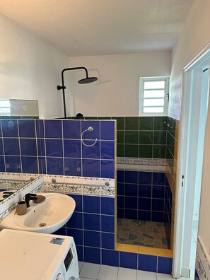 Shower, towels, soap, toilet paper - Villa Oasis Garden Apartment (Collectivity of Saint Martin)