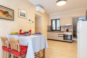 Fridge, oven, stovetop, coffee/tea maker