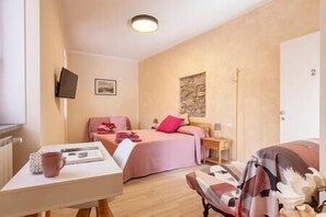 1 bedroom, iron/ironing board, travel crib, WiFi - 2- Double room, two singles, private bathroom (Somma Lombardo)