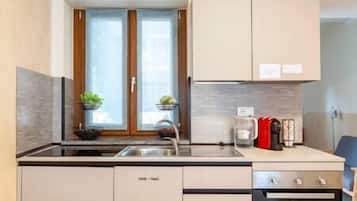 Een koelkast, een oven, een kookplaat, een koffiezetapparaat/waterkoker