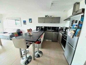 Fridge, microwave, oven, stovetop - Grand T2, Centre Porticcio, 'tout à Pied', vue mer (Grosseto-Prugna)