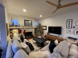 Living area - Lovely home in Northwest Evanston. Near Lakefront and Northwestern University.

 (Evanston)