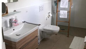Dusj, hårføner, håndklær og såpe