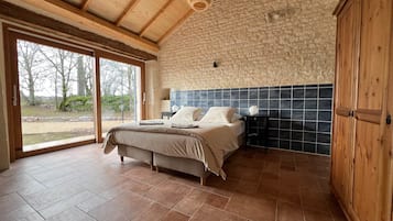3 bedrooms, iron/ironing board, WiFi, bed sheets