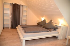 3 bedrooms, travel cot, free WiFi, bed sheets