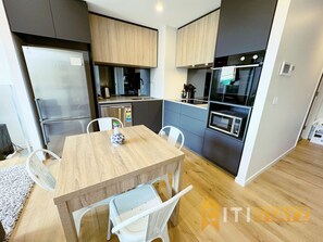 Dining - Lavish in Lyneham - 2BD 1BTH Apt (Lyneham)