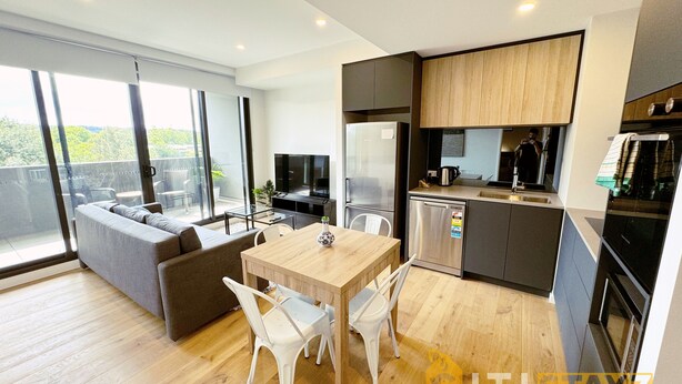 Un appartement moderne comprenant un espace de vie, un coin repas, une cuisine et un balcon avec vue.