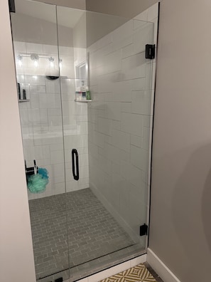 Douche, serviettes fournies, savon, papier toilette
