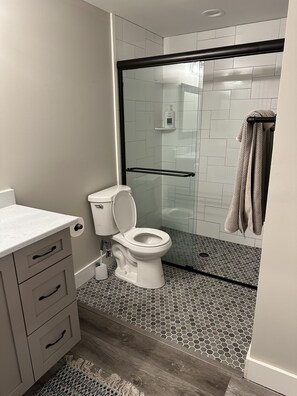 Dusche, Handtücher, Seife, Toilettenpapier