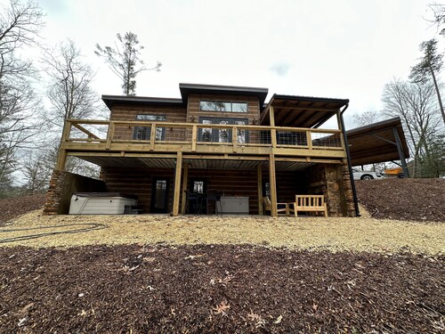 Luxury cabin in county but not far from downtown. Hot tub on back porch. 