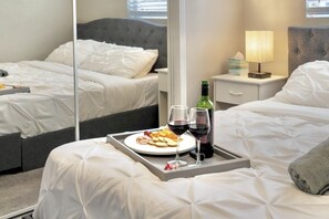 3 makuuhuonetta, silitysrauta/-lauta, ilmainen Wi-Fi, vuodevaatteet
