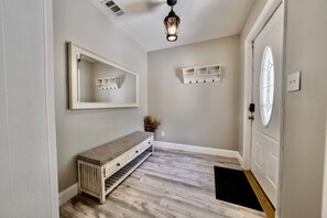 Interior - Chic Haven in Tampa: 3BR/2BA Stylish Sanctuary Awaits You! (Tampa)