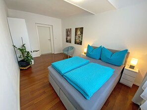 2 bedrooms, travel cot, free WiFi, bed sheets