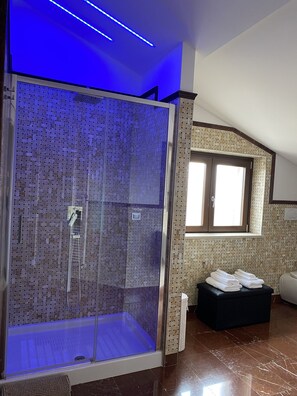 Een douche, een haardroger, een bidet, handdoeken