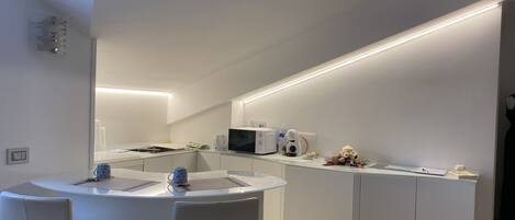 KĂŒhlschrank, Mikrowelle, Ofen, Wasserkocher mit Kaffee-/Teezubehör