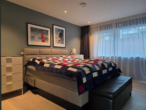 4 bedrooms, desk, iron/ironing board, travel cot