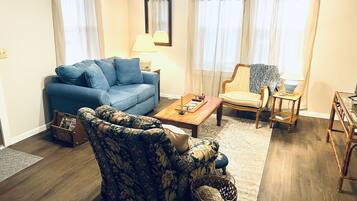 Smart TV, lareira, livros