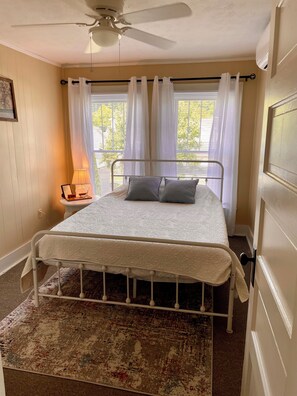 3 bedrooms, in-room safe, iron/ironing board, travel cot