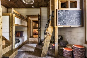 4 chambres, bureau, fer et planche à repasser, lit de bébé portatif