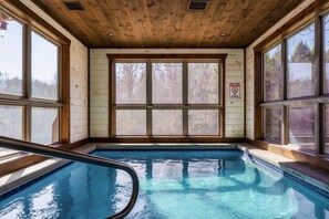 Innendørsbasseng og et oppvarmet basseng