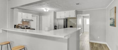 Refrigerador, microondas, horno, placa de cocina