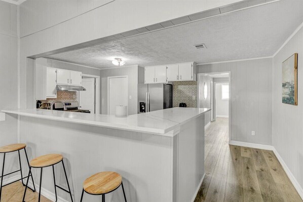 Refrigerador, microondas, horno y parrilla de estufa 