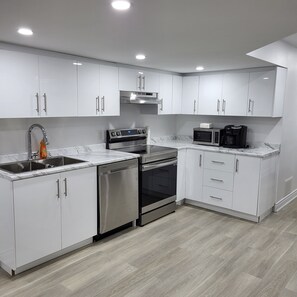 Een koelkast, een microgolfoven, een oven, een kookplaat