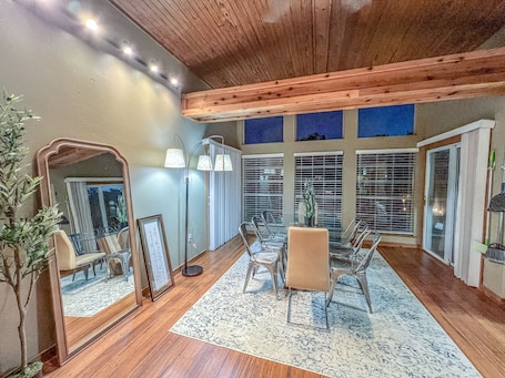 Interior. Lakeview Cabin-Lake Access, fire pit, pets ok