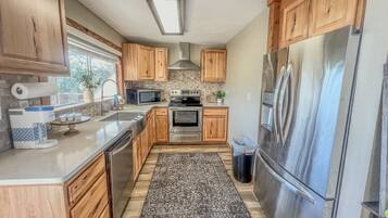 Refrigerador, microondas, horno y parrilla de estufa