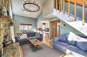 Smart-TV, Kamin, Videospiele, Bücher